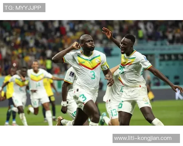 危险动作！亚库乔尼斯扑防打到库利巴利眼睛 被吹一级恶意犯规